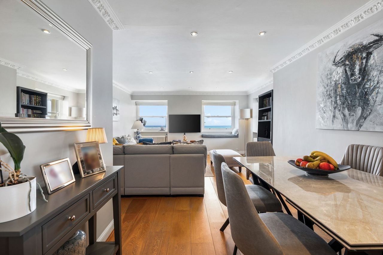 2 Bed Flat, Brunswick Terrace, BN3 photo 3