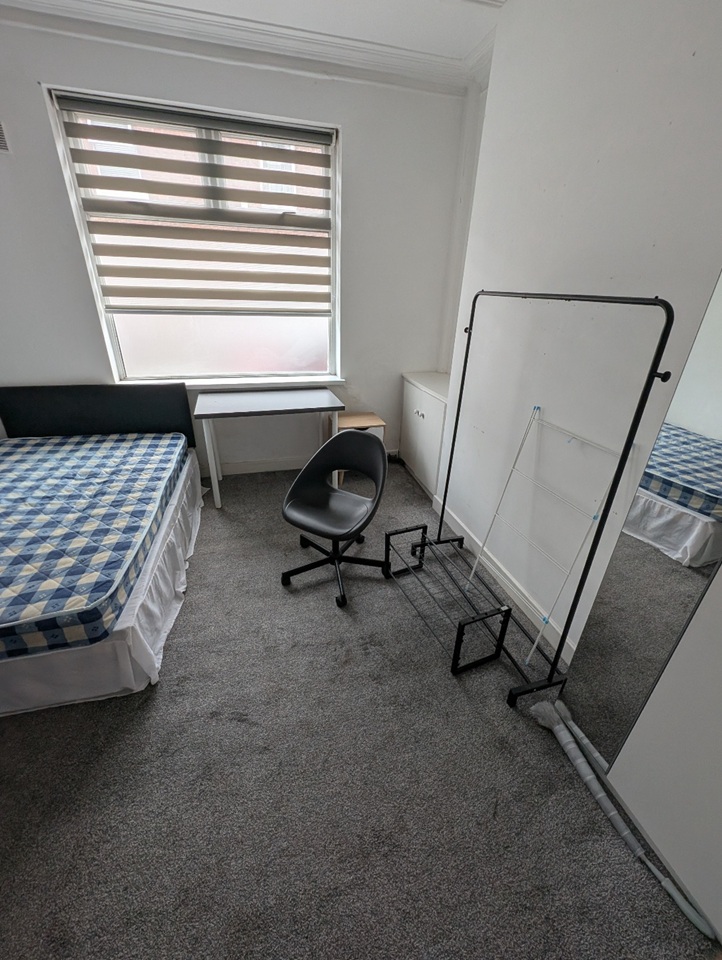 Room in a Shared House, East Grove, M13
