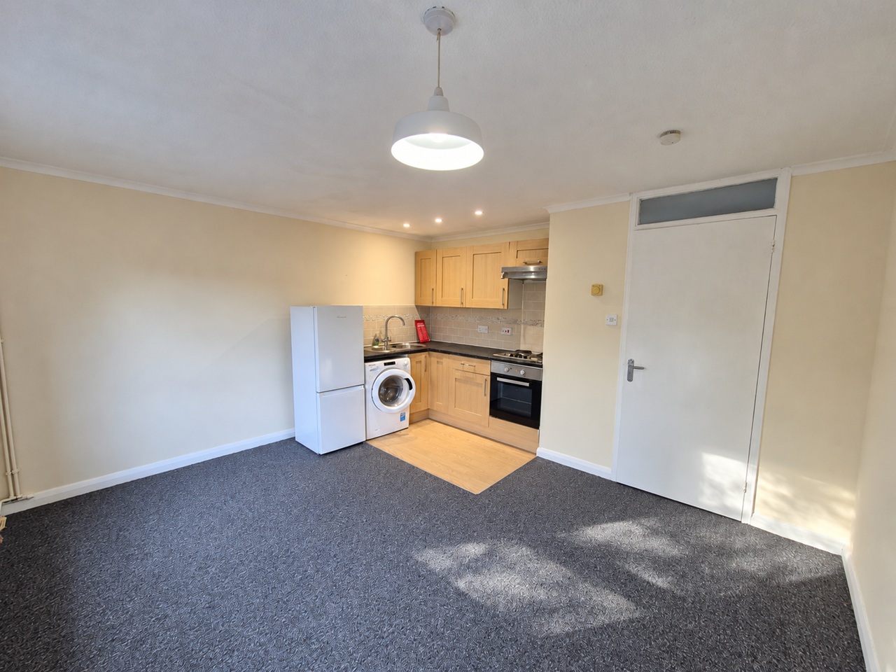 2 Bed Flat, Hadleigh Court, CB5 photo 2