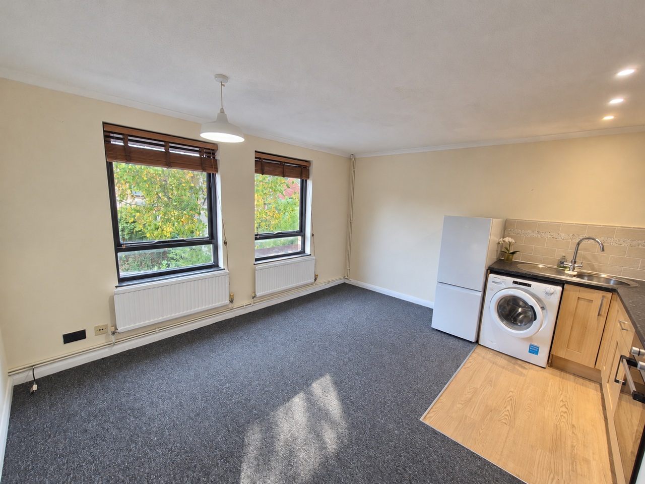 2 Bed Flat, Hadleigh Court, CB5 photo 3
