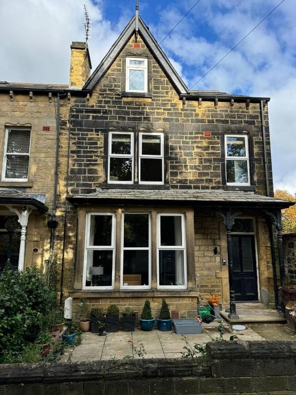 2 Bed Flat, Oakwood Mount, LS8 photo 2
