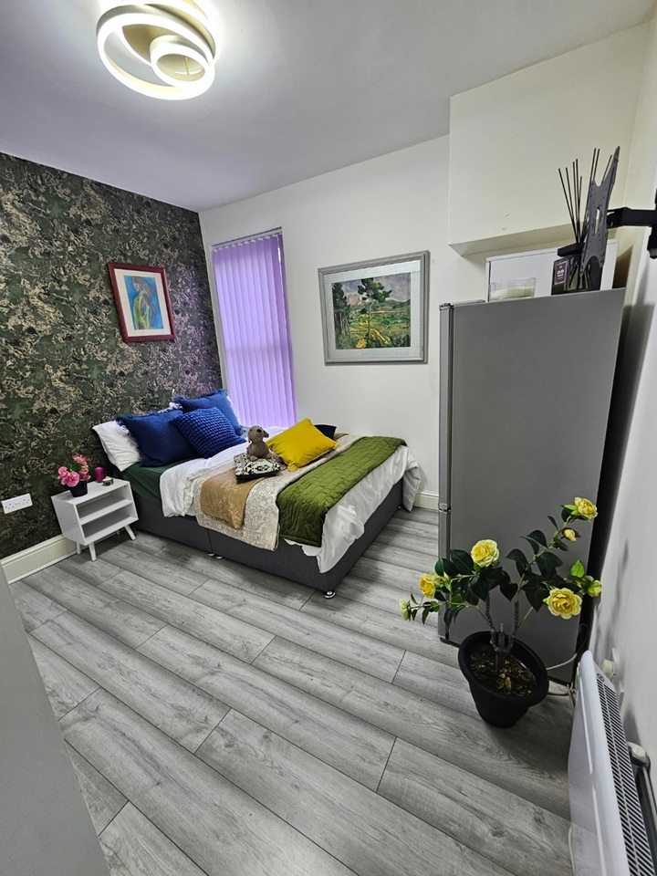 Studio Flat, Church Road, L4