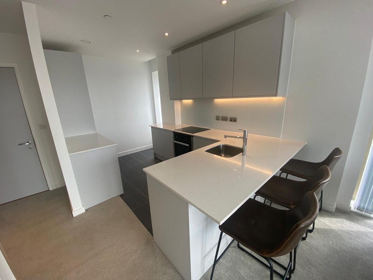 1 Bed Flat, Block B, M5 photo 3