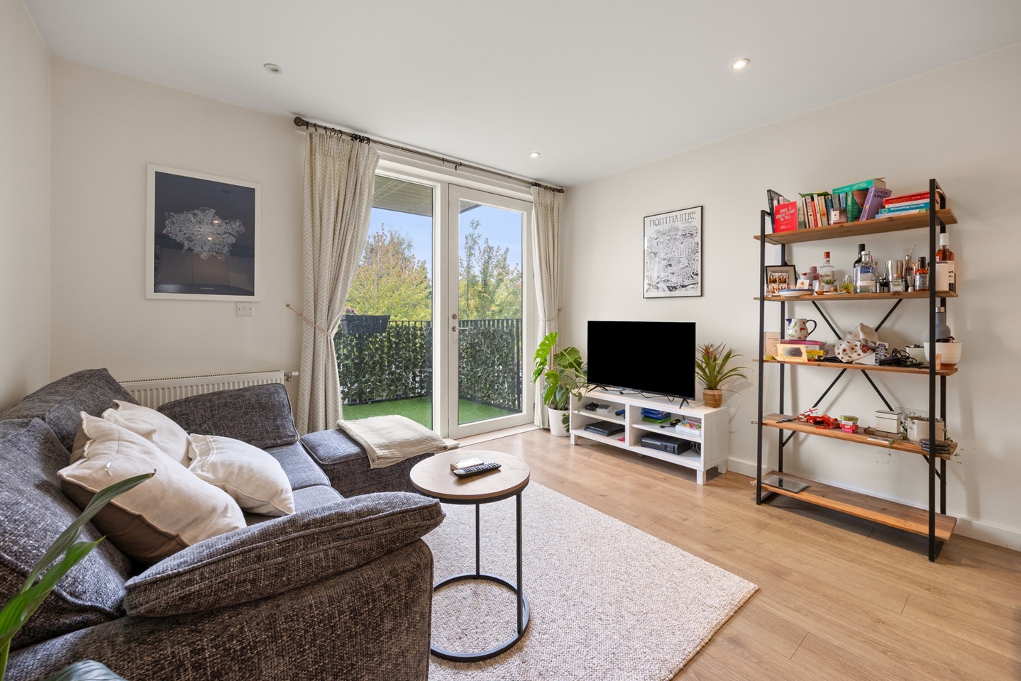 2 Bed Flat, Barrington Road, SW9 photo 2