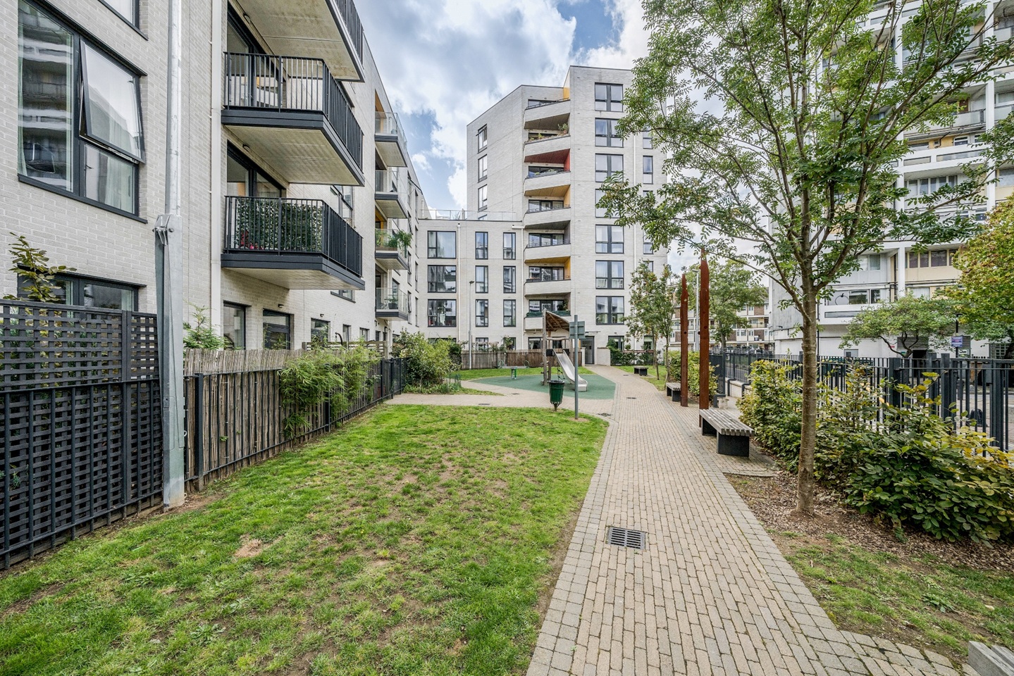 2 Bed Flat, Barrington Road, SW9 photo 3