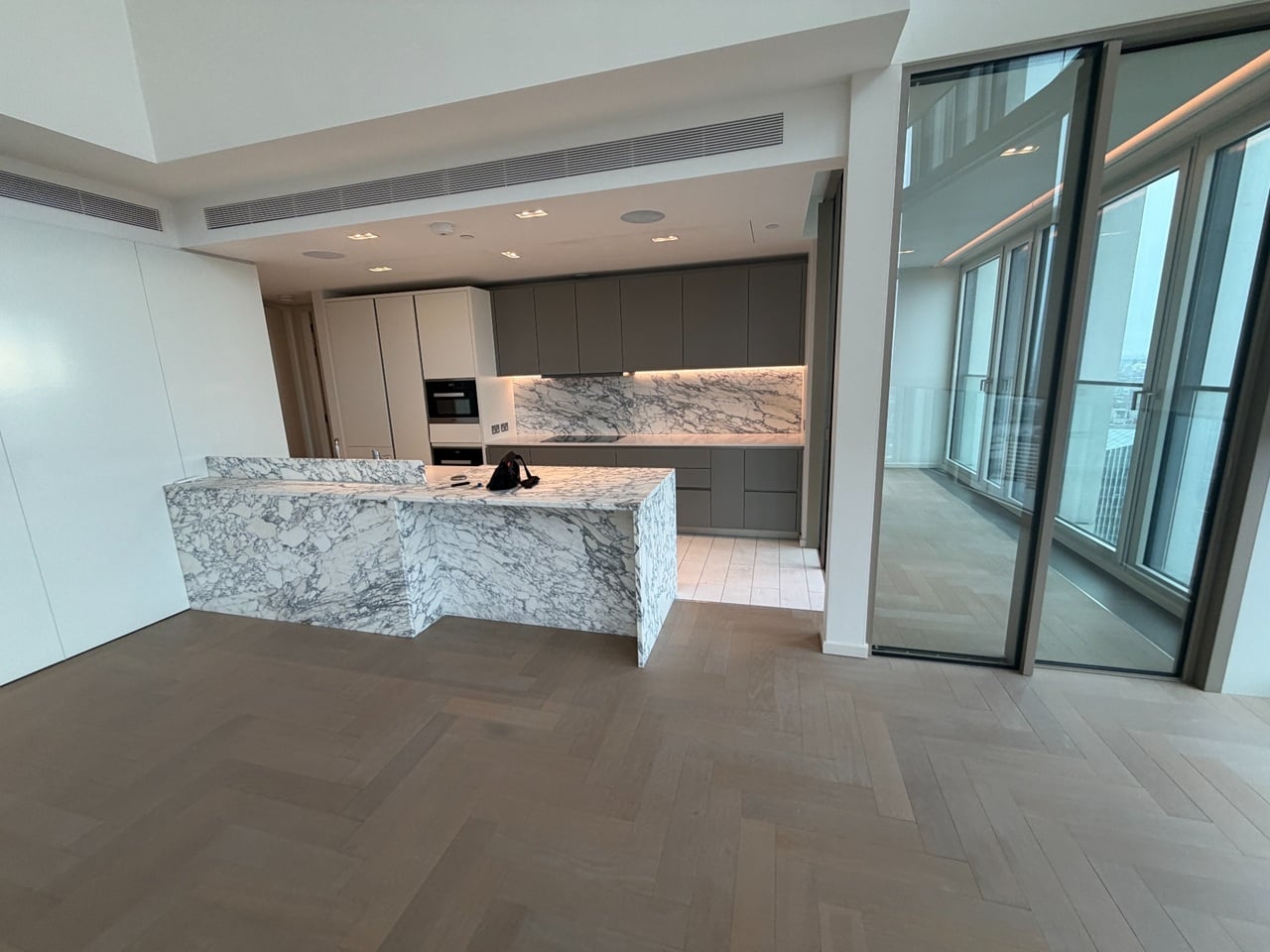 3 Bed Flat, Upper Ground, SE1 photo 3