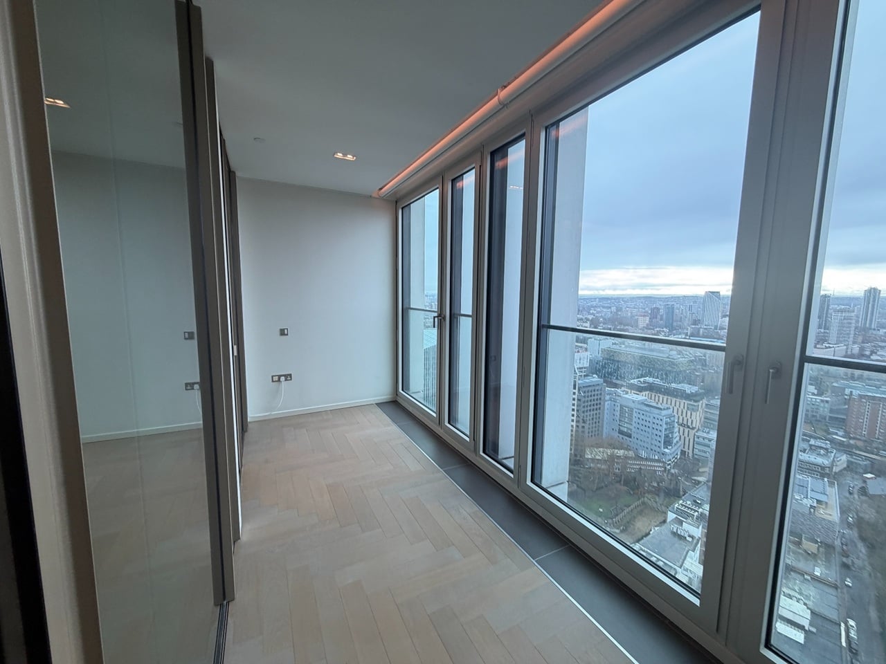 3 Bed Flat, Upper Ground, SE1 photo 5