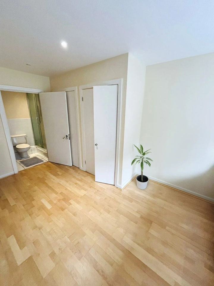 Room in a Shared Flat, Massive Double Room In Vauxhall/Nine, SW8 photo 2