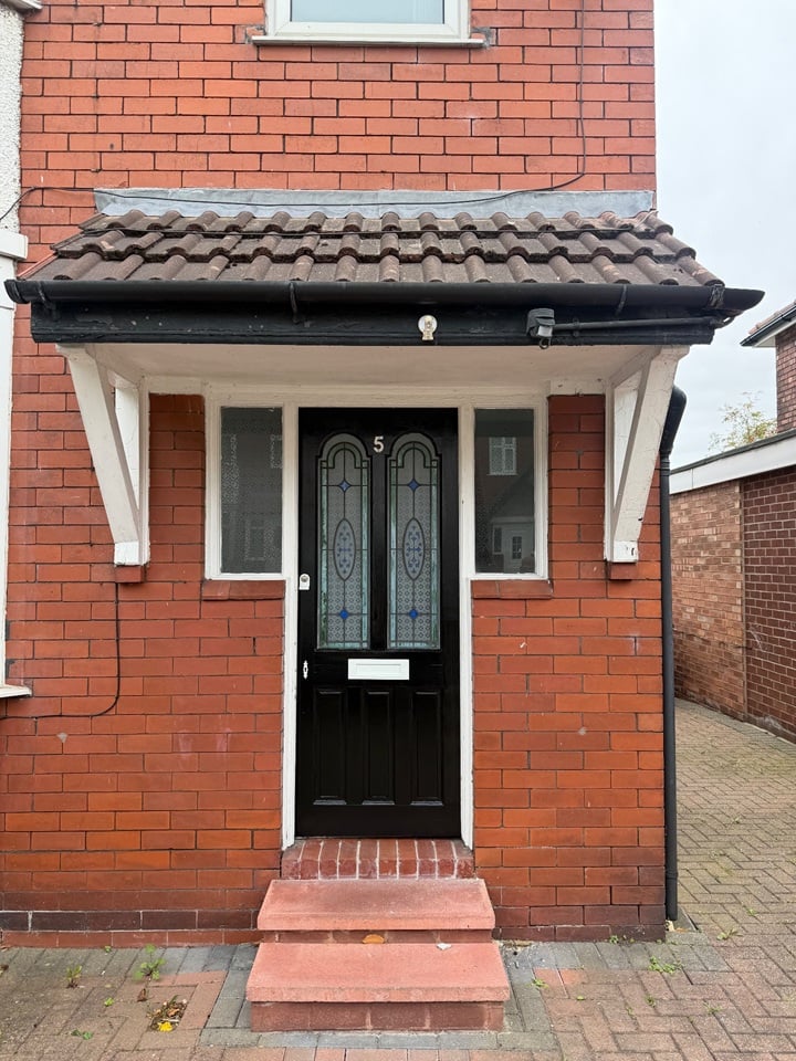3 Bed Semi-Detached House, Norwood Avenue, M7