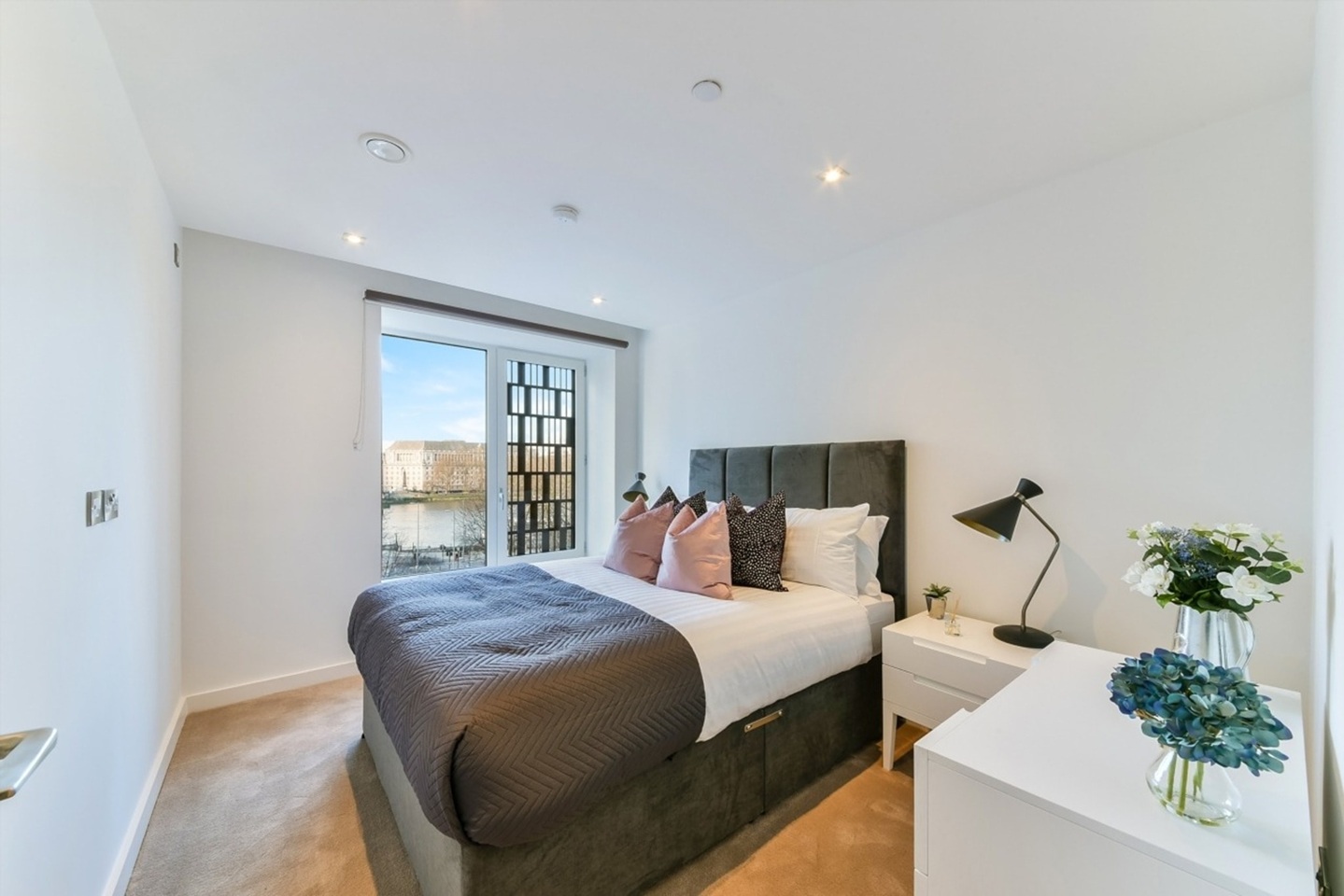 2 Bed Flat, Lambeth High Street, SE1 photo 3