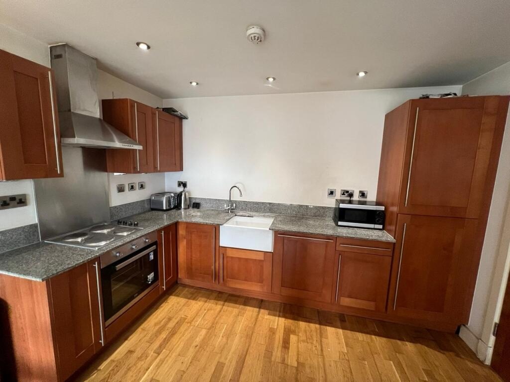 2 Bed Flat, Isaac Way, M4 photo 3
