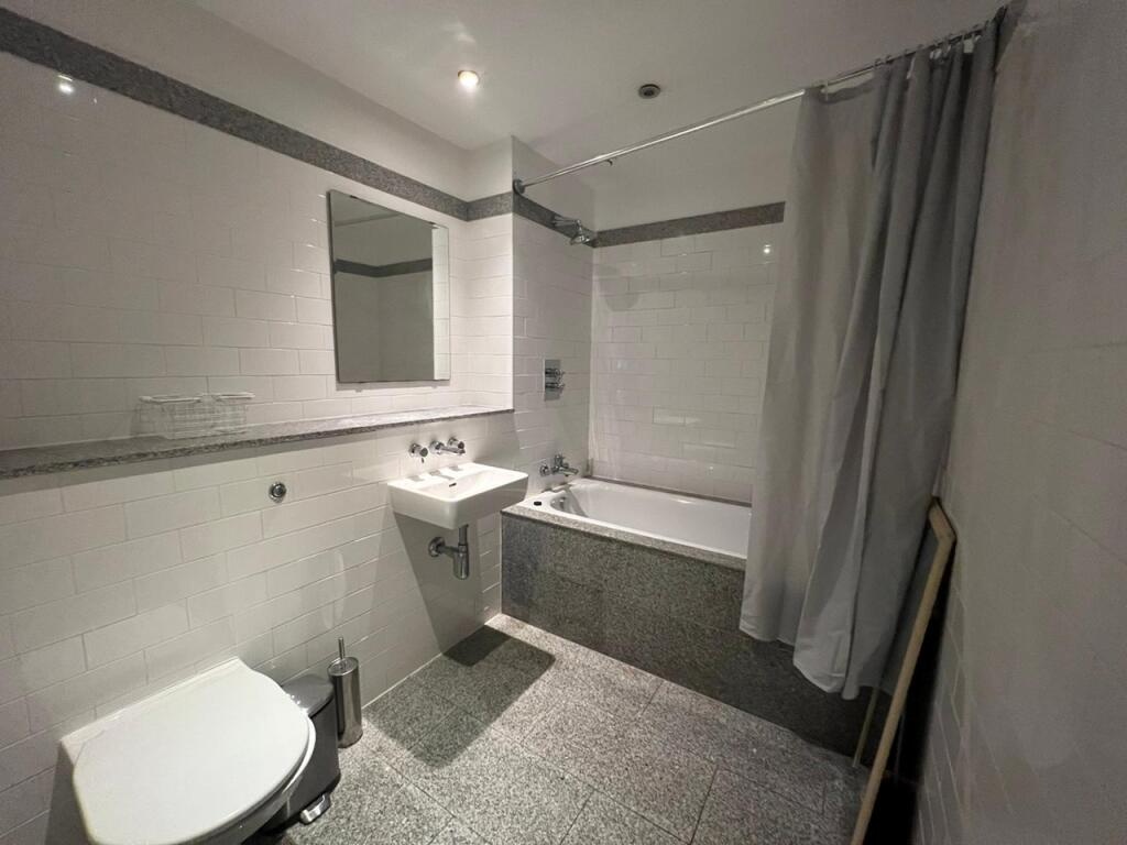 2 Bed Flat, Isaac Way, M4 photo 5