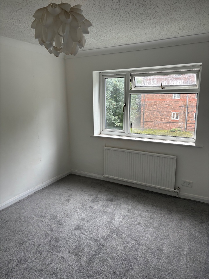 1 Bed Flat, Bury Old Road, M7 photo 4