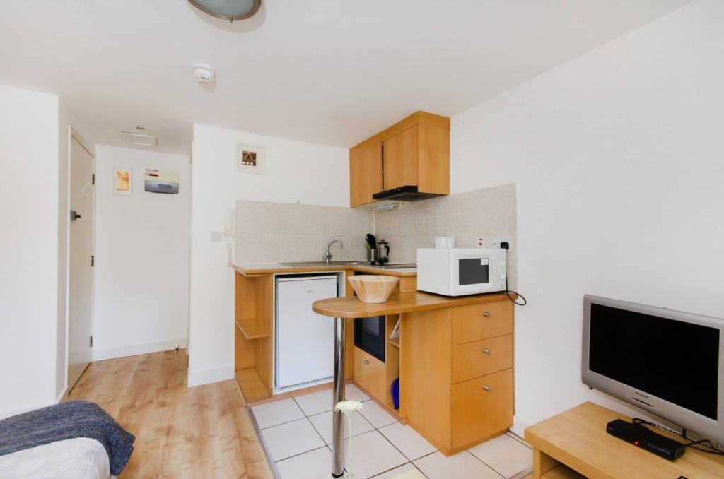 Studio Flat, West Cromwell Road, SW5 photo 4