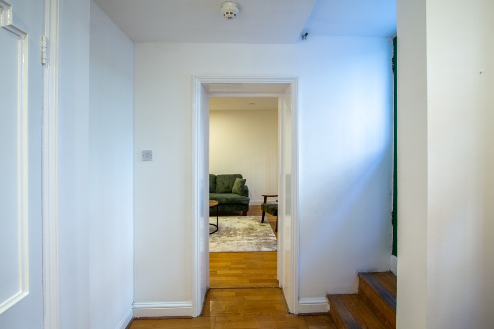 2 Bed Flat, Hans Crescent, SW1X photo 3