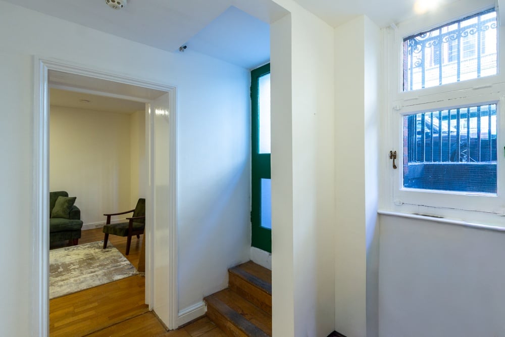 2 Bed Flat, Hans Crescent, SW1X photo 4