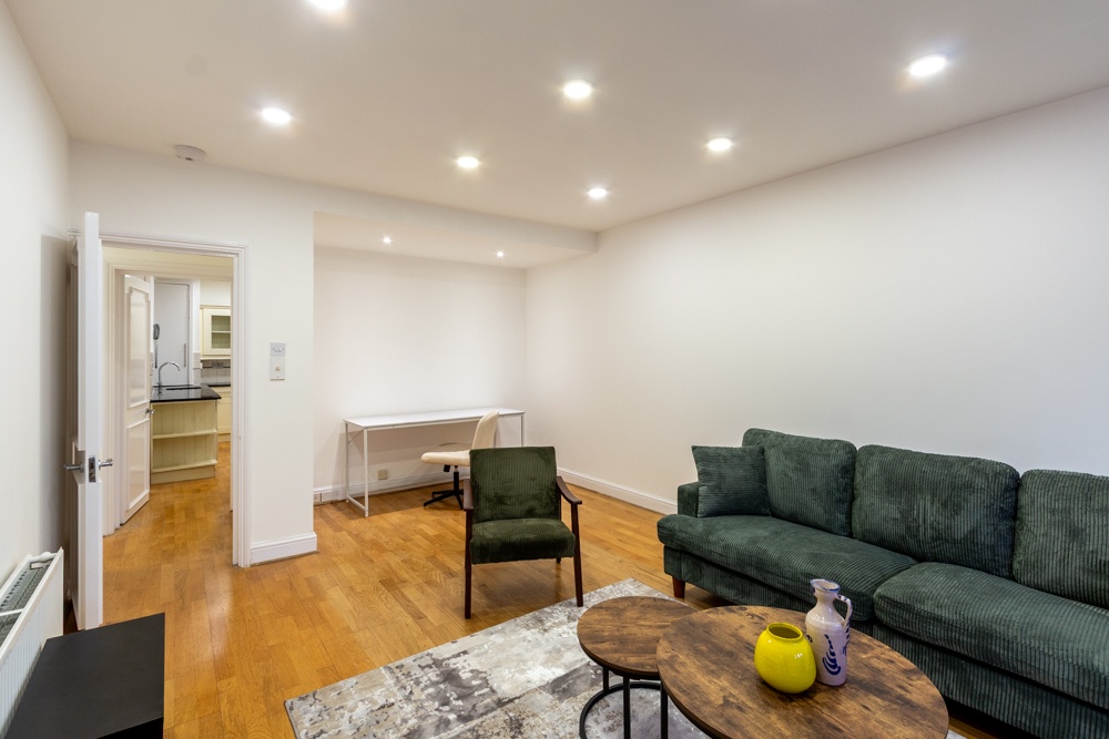 2 Bed Flat, Hans Crescent, SW1X photo 5