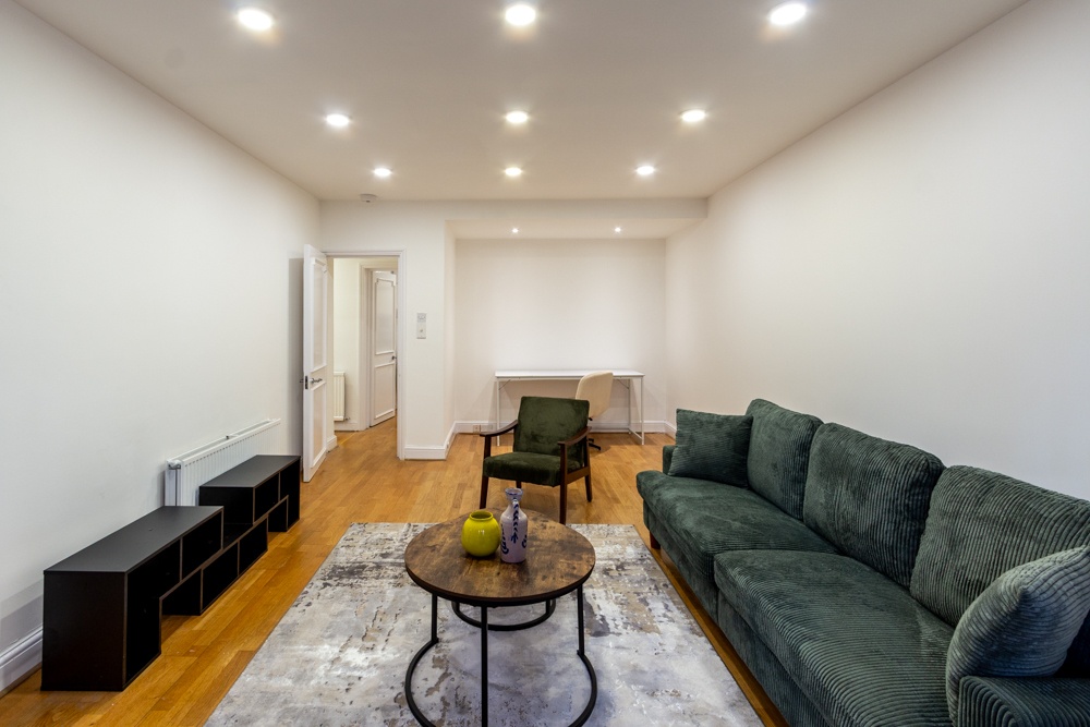 2 Bed Flat, Hans Crescent, SW1X