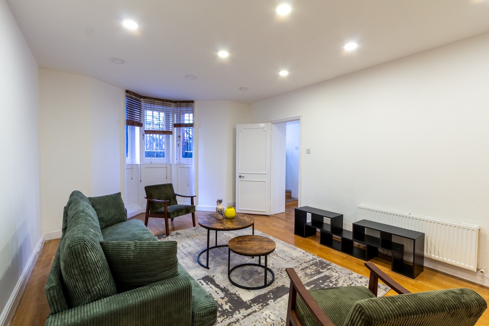 2 Bed Flat, Hans Crescent, SW1X photo 2