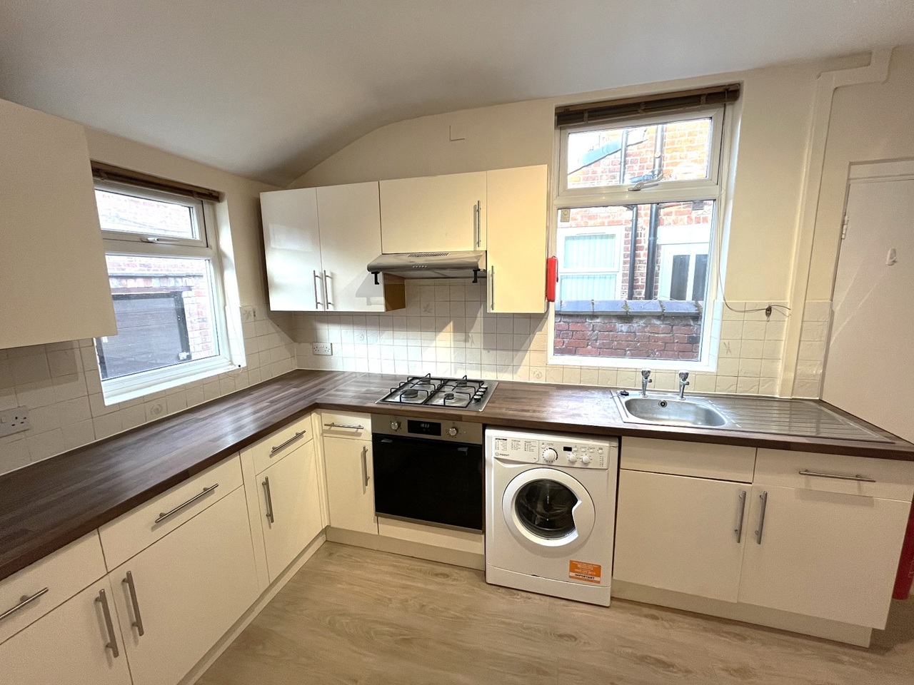 5 Bed End Terrace, Platt Lane, M14 photo 4
