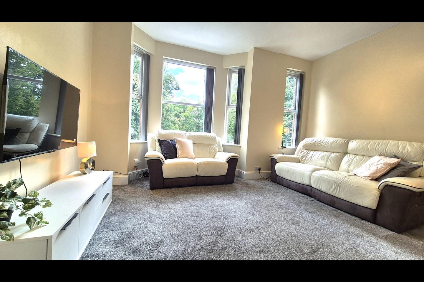5 Bed End Terrace, Platt Lane, M14 photo 3