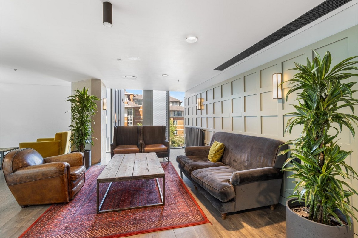 Studio Flat, Pentonville Road, N1