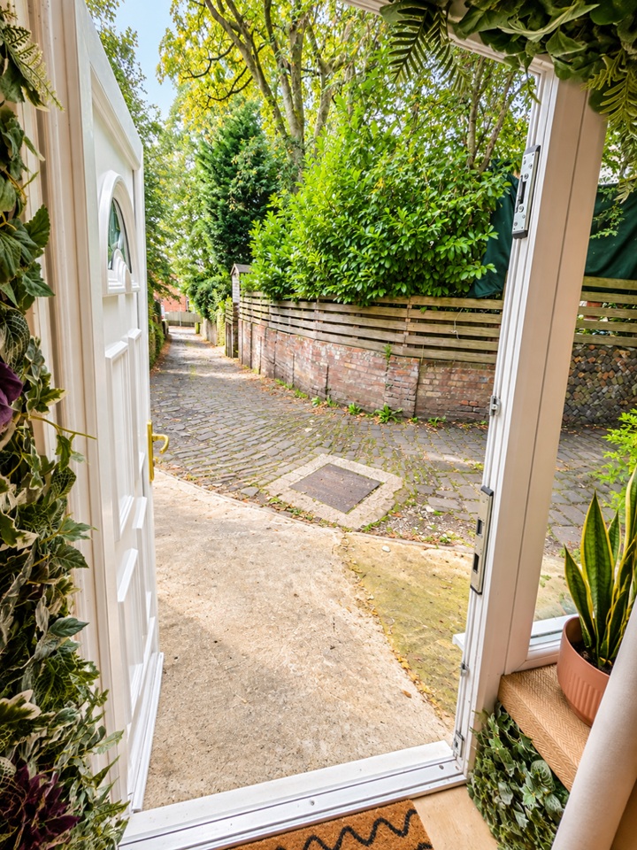 Studio Flat, Summerfield Drive, M25 photo 5