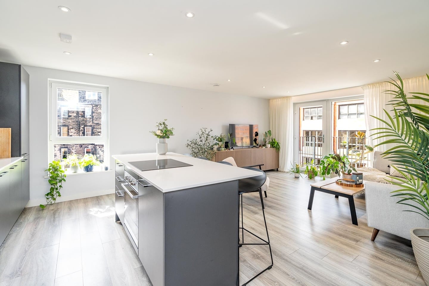 2 Bed Flat, Salamander Place, EH6 photo 2