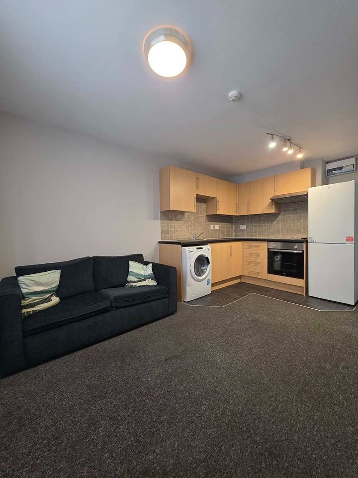 1 Bed Flat, Broadway, CF24