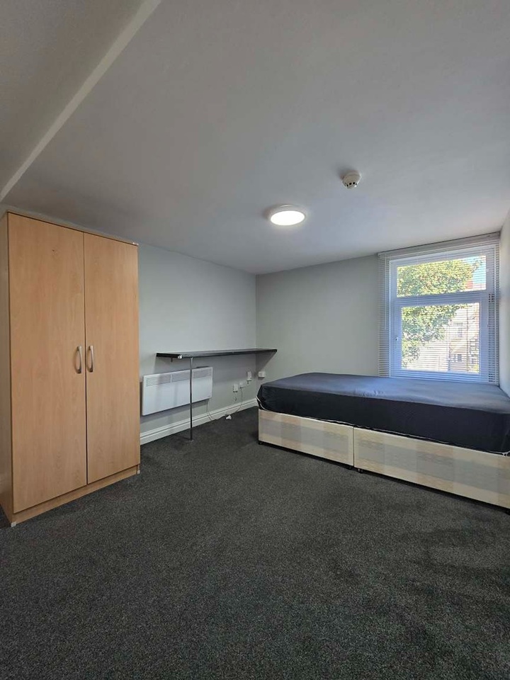 Studio Flat, Claude Road, CF24