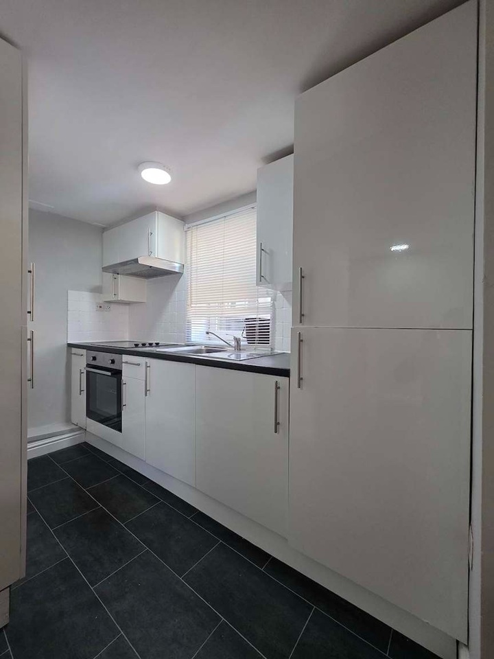 Studio Flat, Claude Road, CF24 photo 4