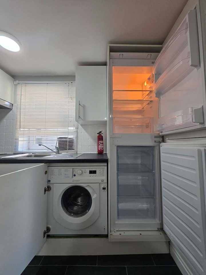 Studio Flat, Claude Road, CF24 photo 5
