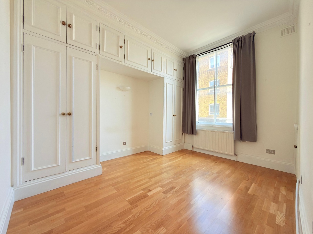 1 Bed Flat, Campden Hill Gardens, W8 photo 2