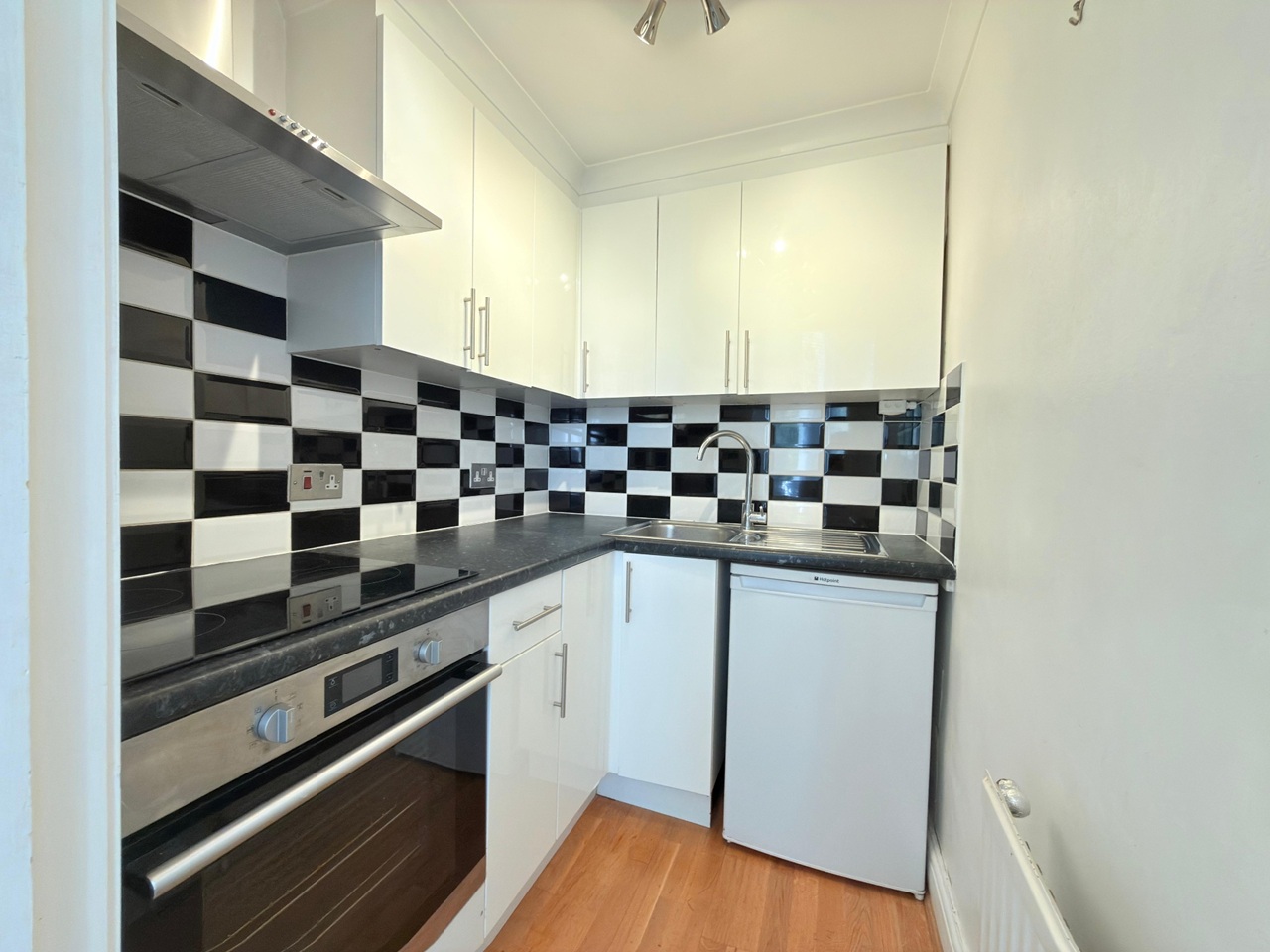 1 Bed Flat, Campden Hill Gardens, W8 photo 3
