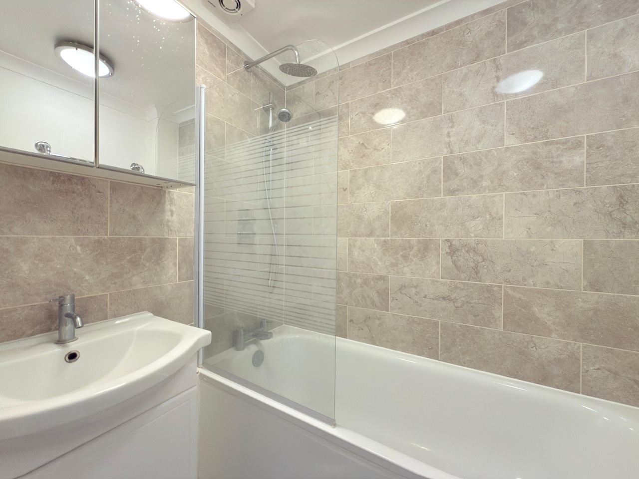 1 Bed Flat, Campden Hill Gardens, W8 photo 4