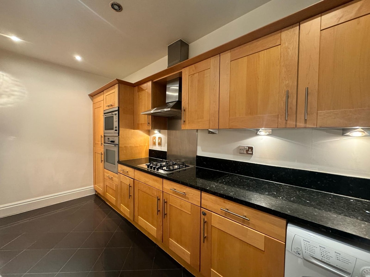 2 Bed Flat, Warren House, W14 photo 4