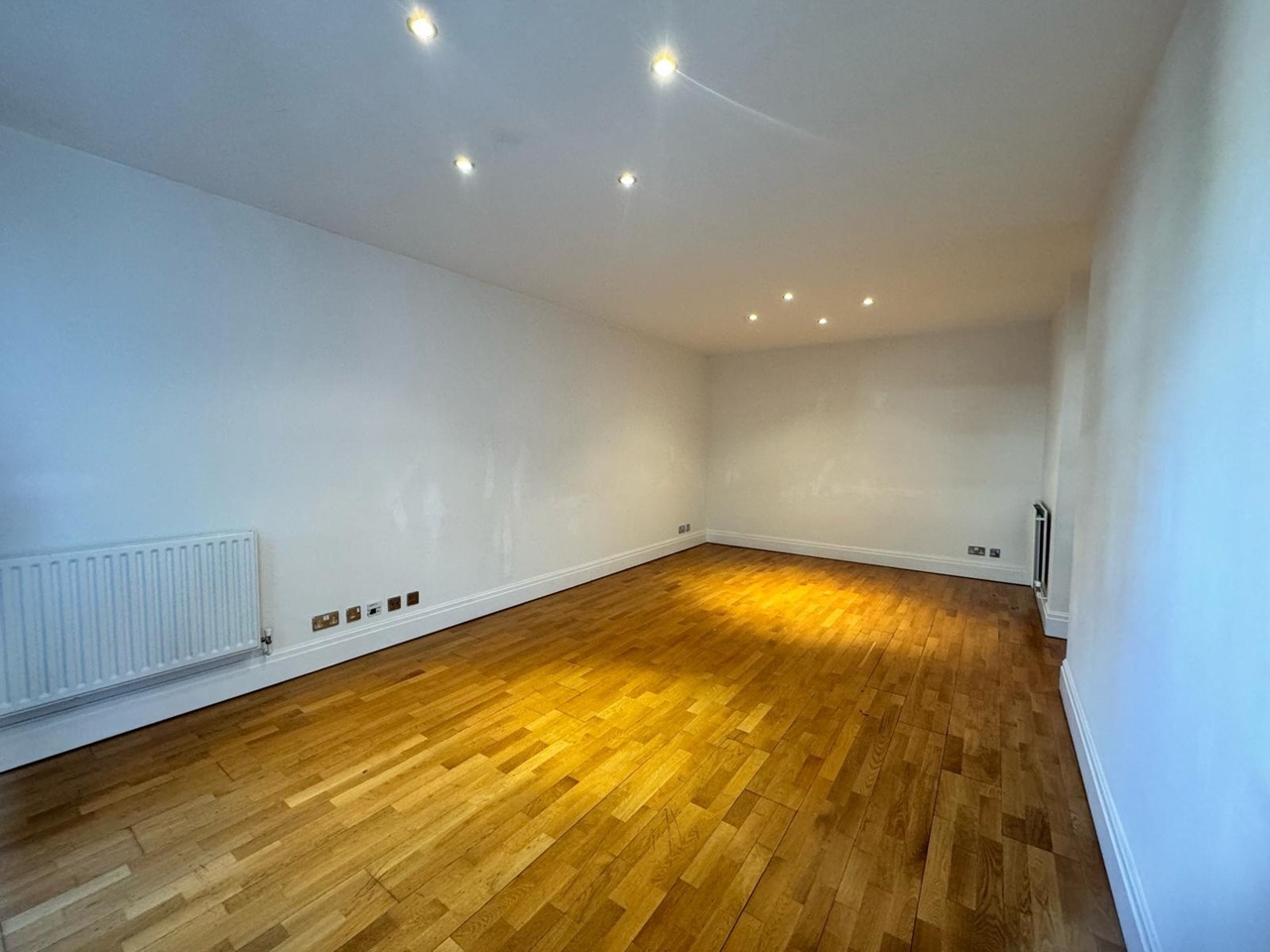 2 Bed Flat, Warren House, W14 photo 2