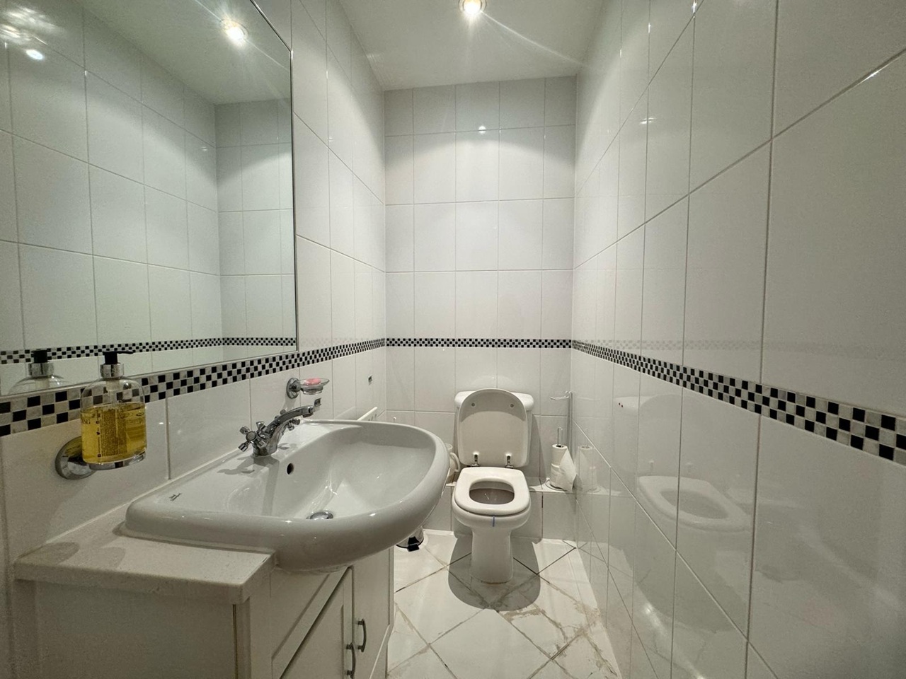 2 Bed Flat, Warren House, W14 photo 5