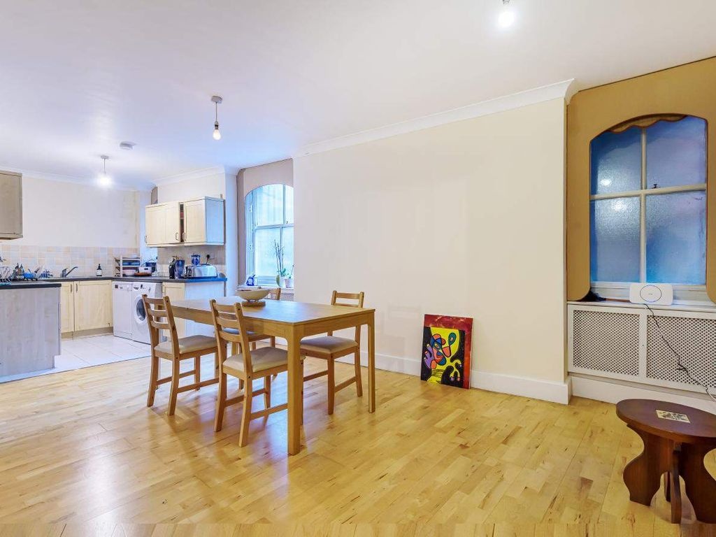 3 Bed Flat, Moscow Road, W2 photo 3