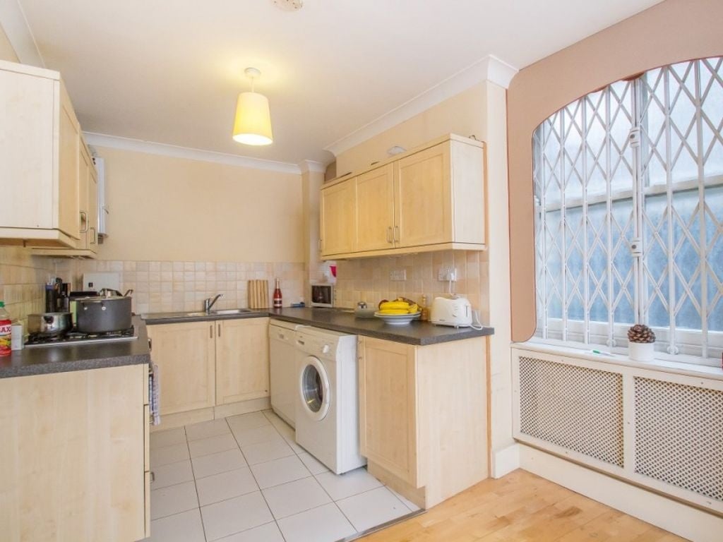 3 Bed Flat, Moscow Road, W2 photo 4