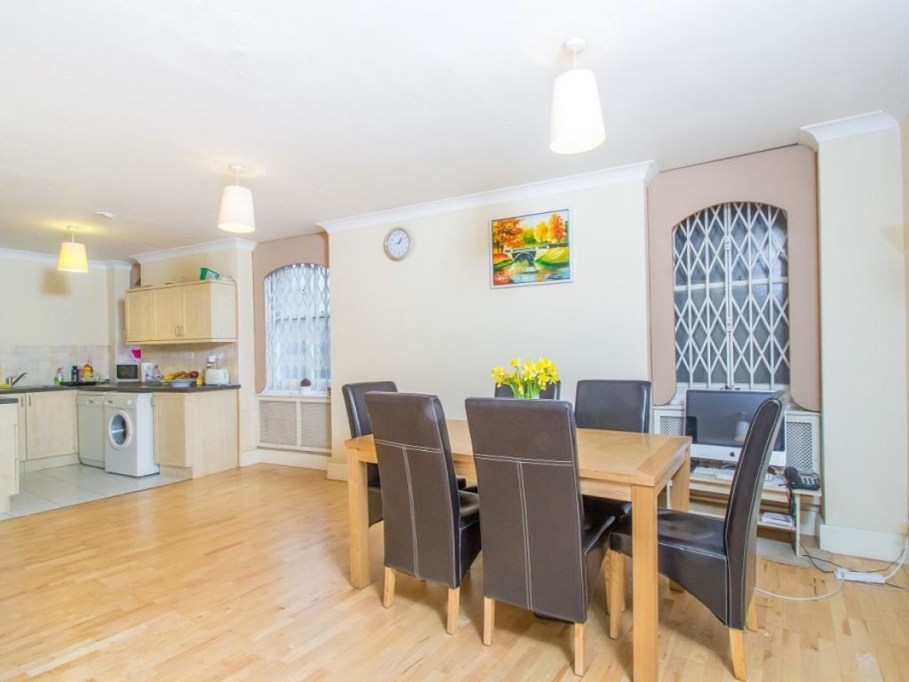 3 Bed Flat, Moscow Road, W2 photo 5