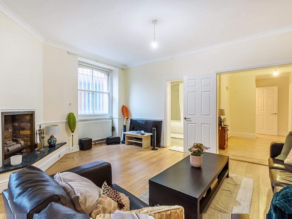 3 Bed Flat, Moscow Road, W2