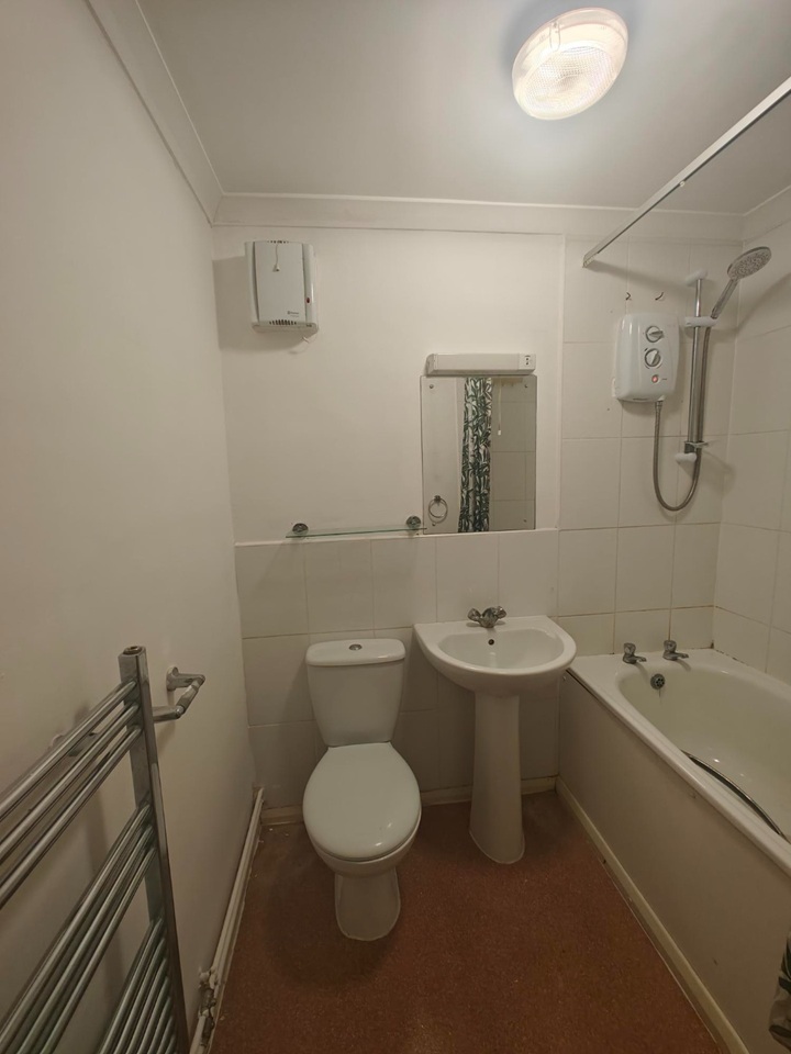 1 Bed Flat, Tyrell Court, SO18 photo 5