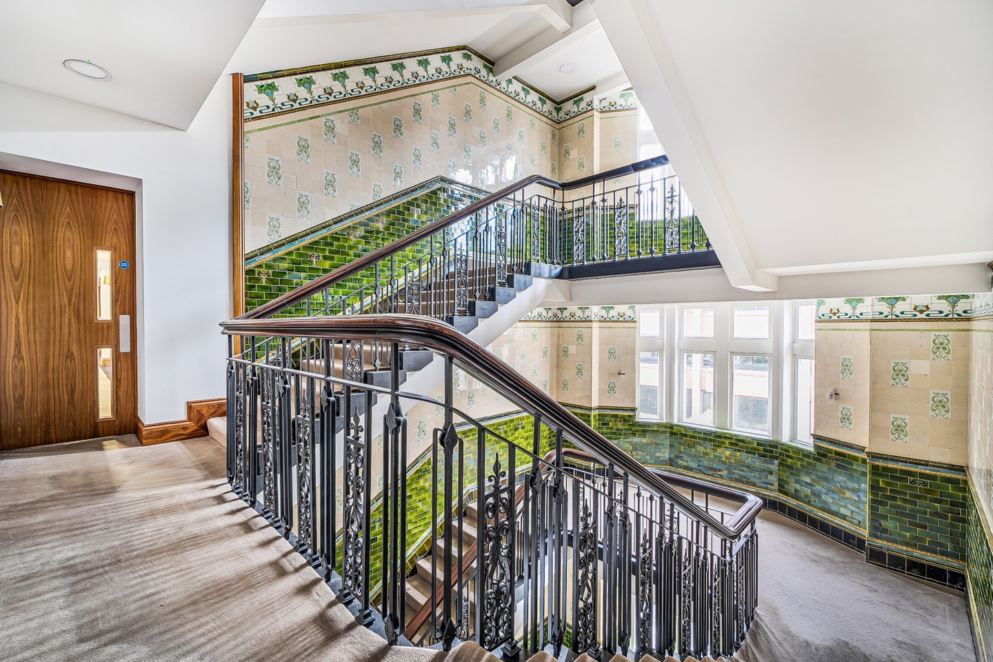 2 Bed Flat, Leman Street, E1 photo 2