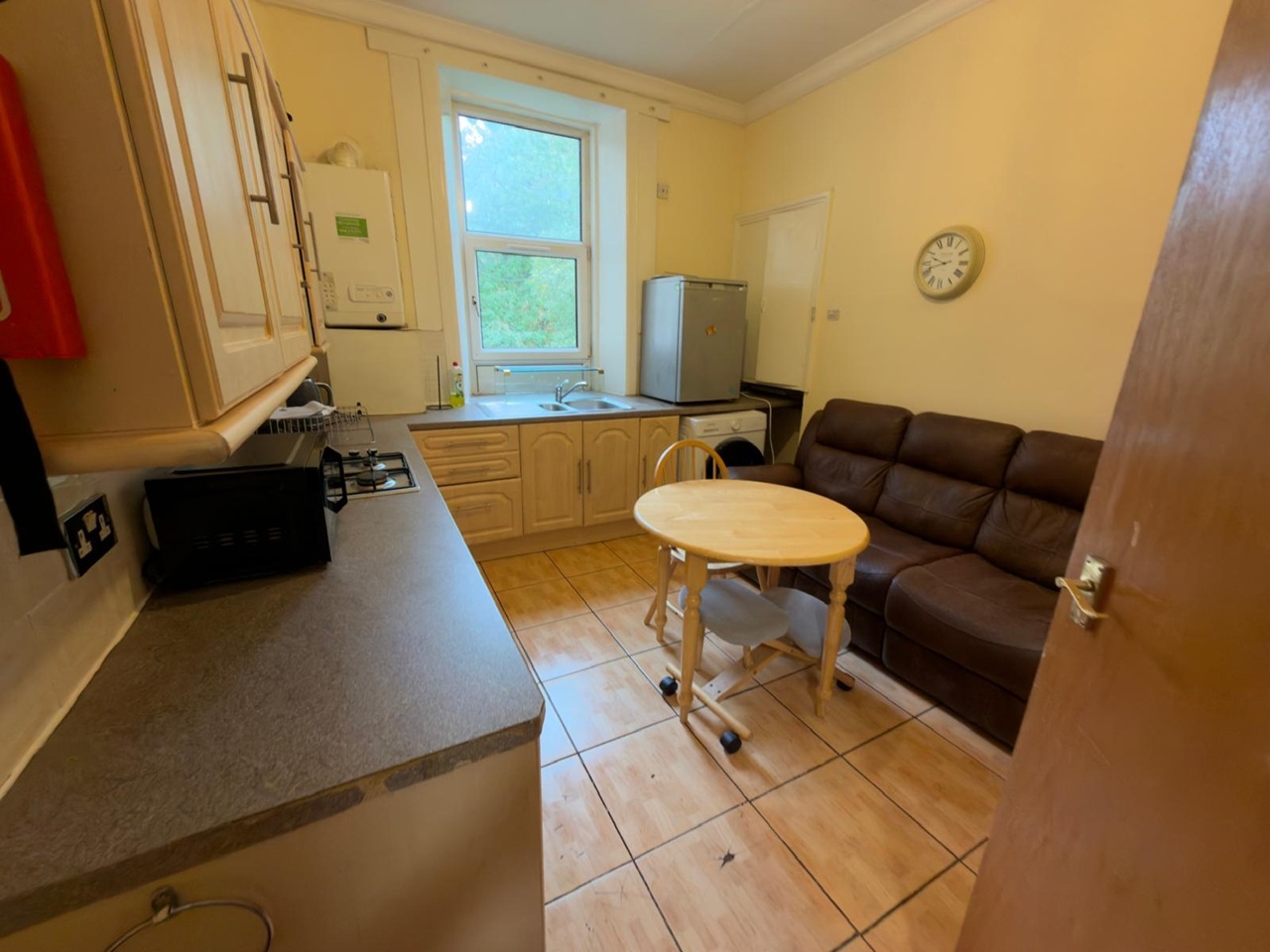 3 Bed Flat, Bank St, G12 photo 2