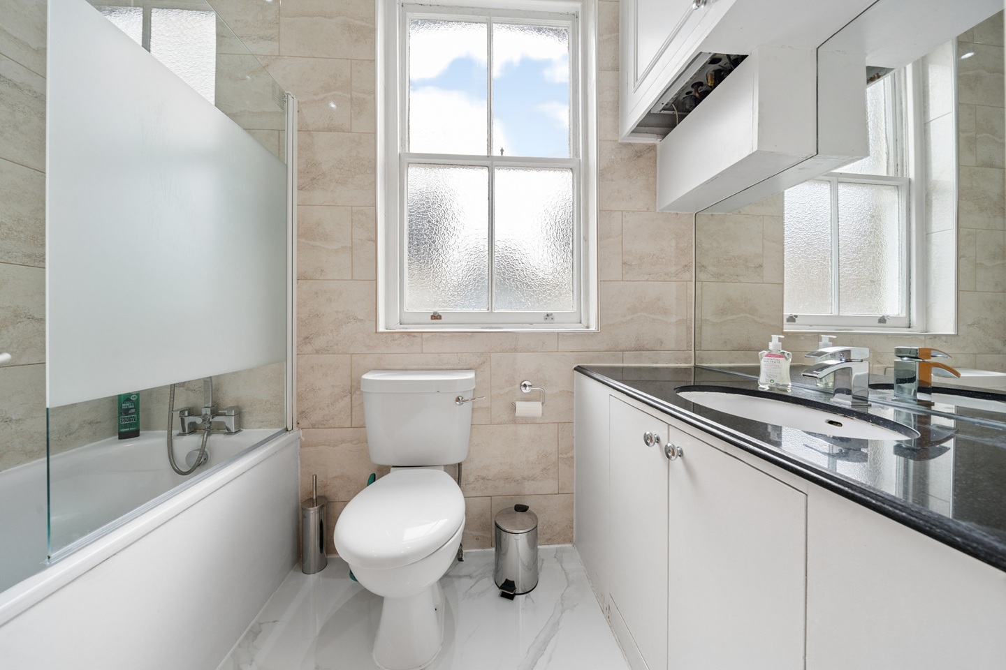 2 Bed Flat, Kensington High St, W8 photo 2