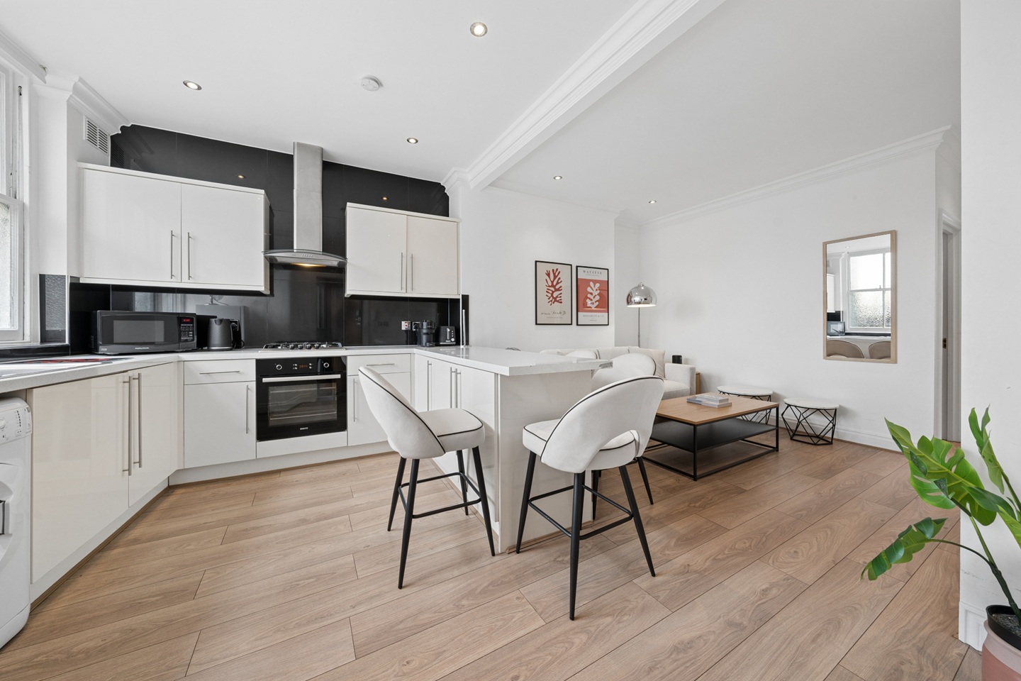 2 Bed Flat, Kensington High St, W8 photo 3