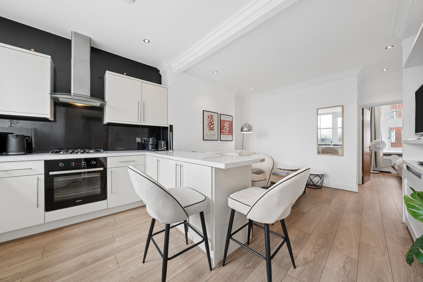 2 Bed Flat, Kensington High St, W8 photo 4