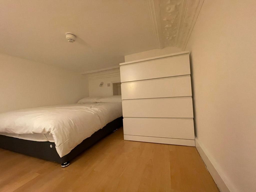 Studio Flat, Claverton St, SW1V photo 4