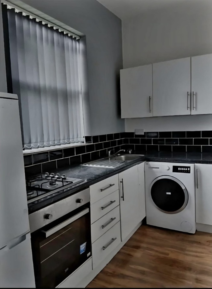 1 Bed Flat, Seymour Road, M8 photo 2